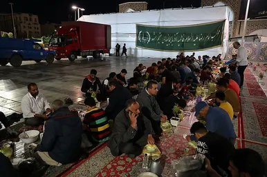 توزیع افطاری در باب الکاظم حرم مطهر رضوی