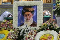 ویدئو | گل آرایی سقاخانه و پنجره فولاد در آستانه‌ی ولادت امام رضا (ع)