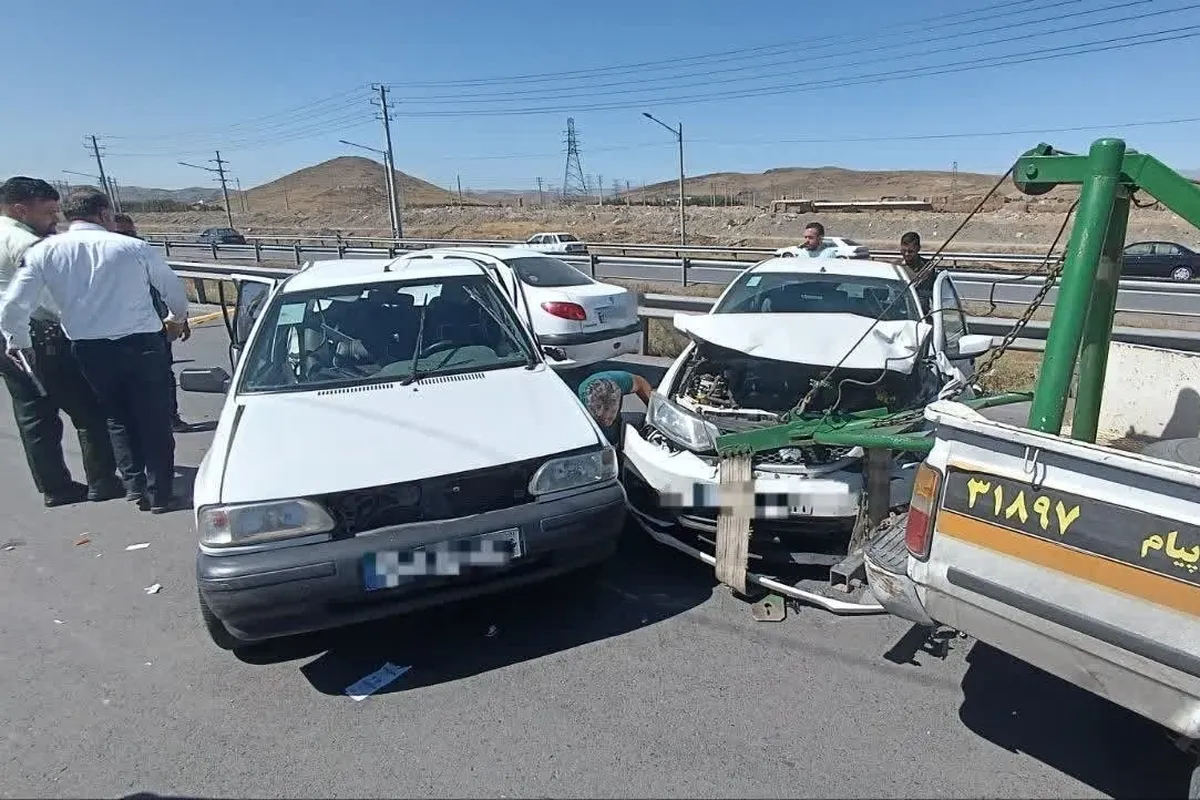 محبوس شدن ۳ نفر در پی وقوع تصادف در میدان نمایشگاه مشهد + عکس (۳۰ خرداد ۱۴۰۵)