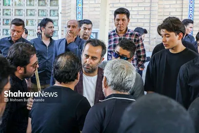 عکس‌هایی از تشییع پیکر پدر خداداد عزیزی در مشهد