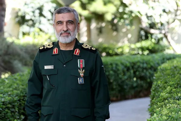 رهبری به فرمانده نیروی هوافضای سپاه به دلیل عملیات درخشان «وعده صادق»، «نشان فتح» دادند