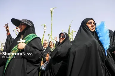 گزارش تصویری | آیین گلباران حرم امام‌رضا(ع) در نخستین روز دهه کرامت ۱۴۰۴