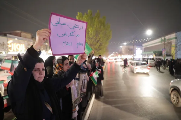 مشهد، یکپارچه افتخار | قاب‌های ماندگار مخاطبان شهرآرانیوز از خروش شبانه مردم در مشهد (۱۲ اسفند ۱۴۰۴)