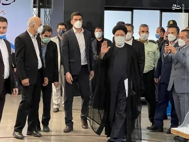 تصاویری از لحظه ثبت نام رئیس جمهور شهید در انتخابات ریاست جمهوری ۱۴۰۰