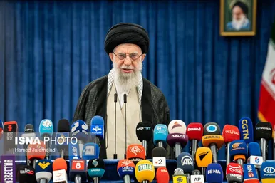 عکس‌هایی از حضور رهبر معظم انقلاب در شعبه اخذ رأی چهاردهمین انتخابات ریاست‌جمهوری