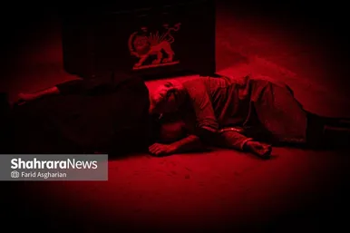 عکس‌هایی از نمایش «آداب شکار روباه»؛ از سایه شاه تا سایه قتل در مشهد