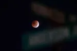 تصاویری از ماه‌گرفتگی شب گذشته (۱۷ آبان ۱۴۰۱) در سراسر دنیا | ماه خون