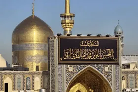 تعویض پرچم گنبد مطهر امام&zwnj;رضا(ع) در آستانه سالروز شهادت امام&zwnj;هادی(ع)