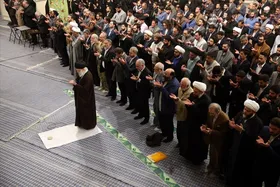 دیدار شاعران با رهبر انقلاب برگزار شد | آیت الله خامنه&zwnj;ای: شعر فارسی در جنگ رسانه ای، کم&zwnj;نظیر و قدرتمند است + فیلم و عکس