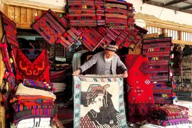 گلیم&zwnj;های رنگارنگ بازار میمنه در فاریاب افغانستان