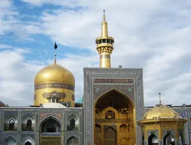 نماز ظهر عاشورا با رعایت دستورالعمل&zwnj;های بهداشتی در حرم امام رضا(ع) اقامه شد
