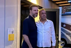 هم&zwnj;خوانی &laquo;پیام عزیزی&raquo; خواننده ایرانی با سامی یوسف در حاشیه یک کنسرت + فیلم