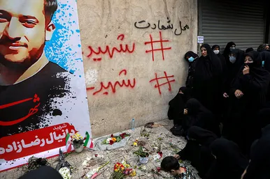 حضور مردم در محل شهادت دو دانشجوی بسیجی در خیابان حر عاملی