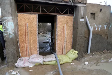 امداد‌رسانی آتش‌نشانان مشهد به مناطق سیل‌زده کنارک