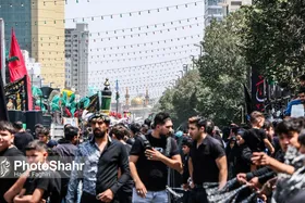 ویدئو | دست بر سینه به احترام ساقی کربلا؛ عزاداران حسینی از وفاداری و ادب ابوالفضل العباس(ع) می&zwnj;گویند