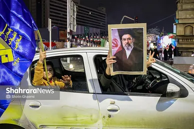 گزارش تصویری | واکنش مردم مشهد به خبر انتخاب آیت‌الله سیدمجتبی خامنه‌ای به عنوان سومین رهبر انقلاب اسلامی ایران - ۲