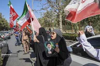 گزارش تصویری | تشکیل بزرگترین زنجیره انسانی جان فدا توسط مردم و دانشجویان مشهدی در دانشگاه فردوسی