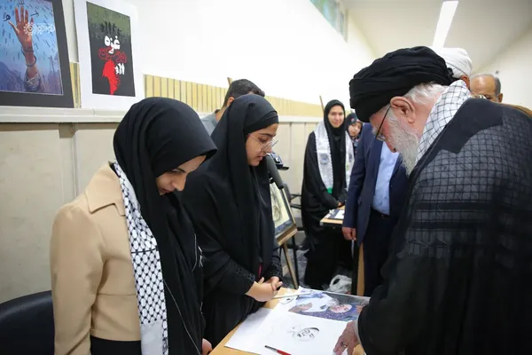 عکس| بازدید رهبر معظم انقلاب از نمایشگاه آثار هنرمندان نوجوان در حاشیه با دانش‌آموزان و دانشجویان