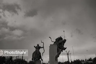 تندیس های افسانه ای شاهنامه در جلوخان آرامگاه فردوسی