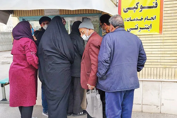 اعتراض بیمه شدگان و مستمری بگیران به پرداخت هزینه در شعبه تأمین‌اجتماعی