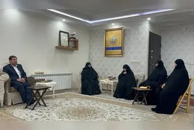 مشاور و دستیار رهبر معظم انقلاب به منزل شهید رئیسی رفت