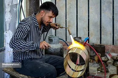 کارگاه آماده سازی و لحیم کاری مخزن سماور به صورت دستی 