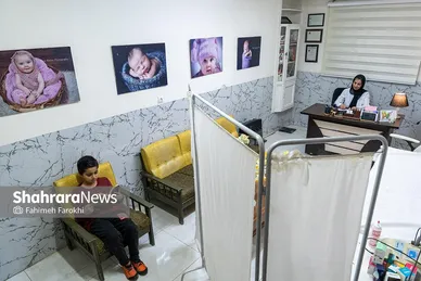مرجان صباغ ،41 ساله ، پزشک زنان مشغول مطالعه کتابهای تخصصی حوزه ی  بهداشتی و درمانی است.