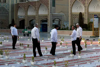 توزیع افطاری در باب الکاظم حرم مطهر رضوی