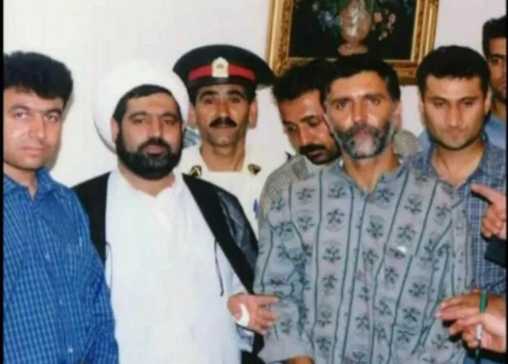 قاضی منصوری در کنار سعید حنایی قاتل زنان خیابانی مشهد + عکس