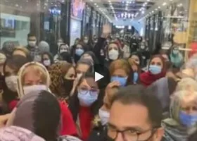 تجمع عجیب مردم برای حراج یک فروشگاه در تهران + فیلم