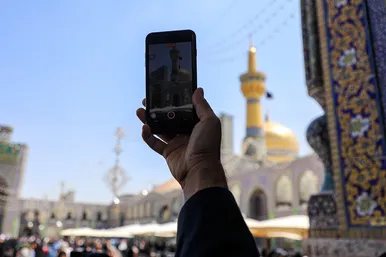 تعویض پرچم گنبد مطهر رضوی به احترام شهادت رئیس جمهور و هیات همراه