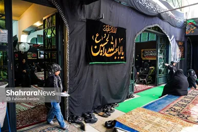 دختر بچه‌ای در جمع کردن لیوان‌ها کمک می‌کند