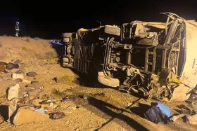 آخرین اخبار از حادثه تصادف مرگبار اتوبوس در نطنز | جان&zwnj;باختن ۱۳ نفر در واژگونی اتوبوس اصفهان_مشهد (سه&zwnj;شنبه، ۲۵ آذر ۱۴۰۴) + فیلم