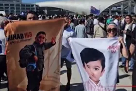 ویدئو | تماشاگران ایران با عکس شهدای میناب در ورزشگاه سوفای