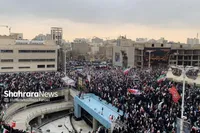 حضور پرشور و باشکوه مردم برای بیعت با سومین رهبر انقلاب اسلامی در میدان شهدا مشهد + فیلم