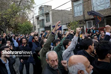 تجمع مردم در محل شهادت دو دانشجوی بسیجی در خیابان حر عاملی