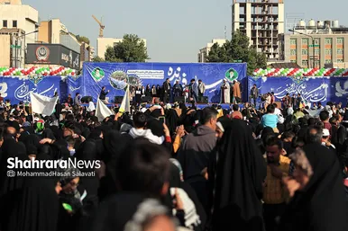 اجرای سرود «سلام فرمانده» با حضور دهه هشتادی و نودی ها در عرصه میدان شهدا مشهد