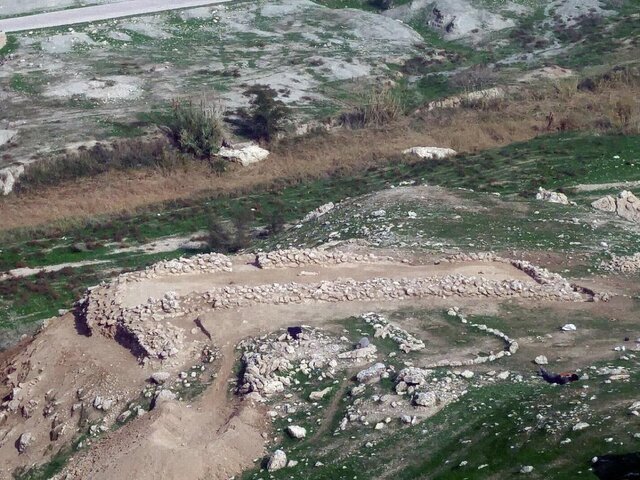 کشف گور باستانی یک نوزاد در کف خانه + تصاویر