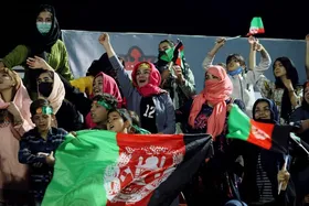 عکس&zwnj;هایی از حضور زنان در فینال لیگ برتر فوتبال افغانستان