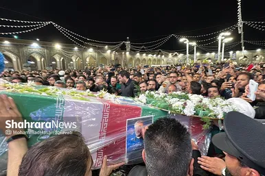 استقبال زائران و مجاوران حرم امام‌رضا(ع) از پیکر شهید امیرعبداللهیان