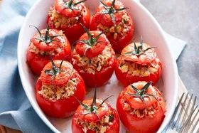 دلمه گوجه&zwnj;فرنگی را با دستوری ساده تهیه کنید