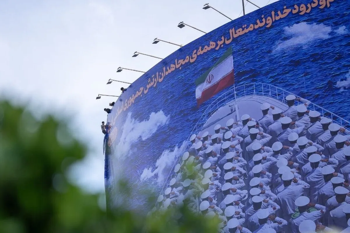 رونمایی از دیوارنگاره «به یادِ دریادلان دنا» در میدان راه‌آهن تهران