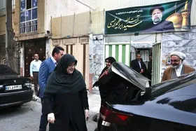 سخنگوی دولت با مادر شهید رئیسی دیدار کرد