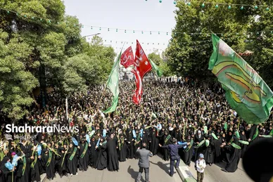گزارش تصویری | آیین گلباران حرم امام‌رضا(ع) در نخستین روز دهه کرامت ۱۴۰۴