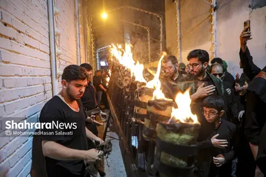 مشعل يک چوب بلند و باریک است که بر روی آن از ۲۰ الی ۴۰ مشعل نصب شده و هر مشعل به شیوه سنتی با استفاده از پارچه های ضخیم و پشمی و با نفت سیاه یا گازویل روشن می شود. 