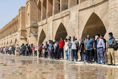 جاری شدن آب در زاینده رود