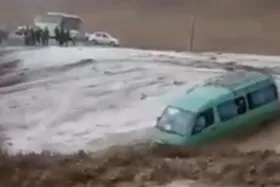 ویدئو | لحظات دلهره آور افتادن ون تبعه عراقی در سیلاب دیروز