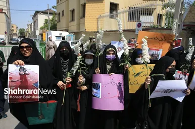 تجمع دانش‌آموزان مشهدی مقابل کنسولگری افغانستان در مشهد