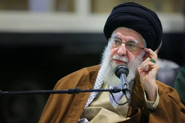 مقام معظم رهبری: هرجا جوانان ما با عزم و ایمان وارد شدند، کار‌های بزرگی انجام داده‌اند + فیلم و عکس