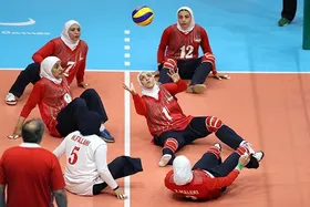 پایان رقابت&zwnj;های والیبال&zwnj;نشسته آسیاواقیانوسیه زنان | تیم ملی با بازوبند مشکی در مراسم اختتامیه شرکت کرد